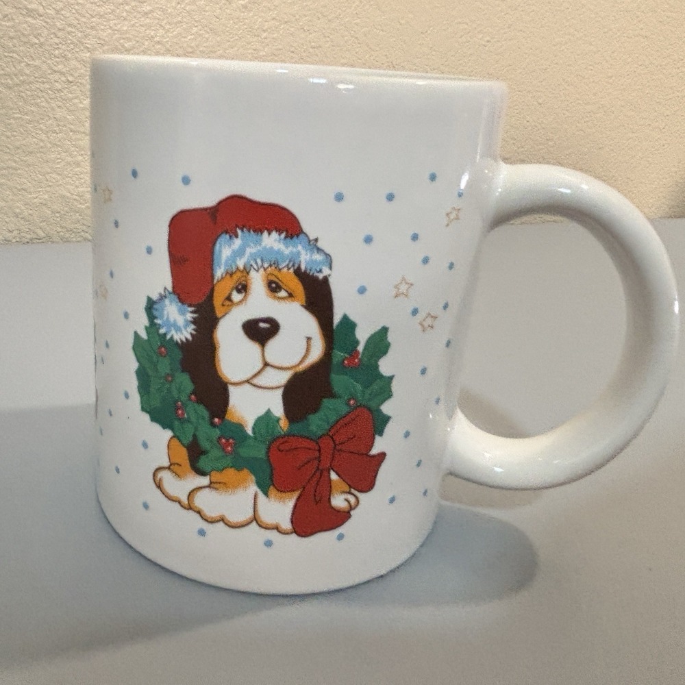 Basset Hound 1980's Christmas Holiday Dog Mug Wreath, Santa Hat 8 oz Stars Dots - Picture 1 of 10